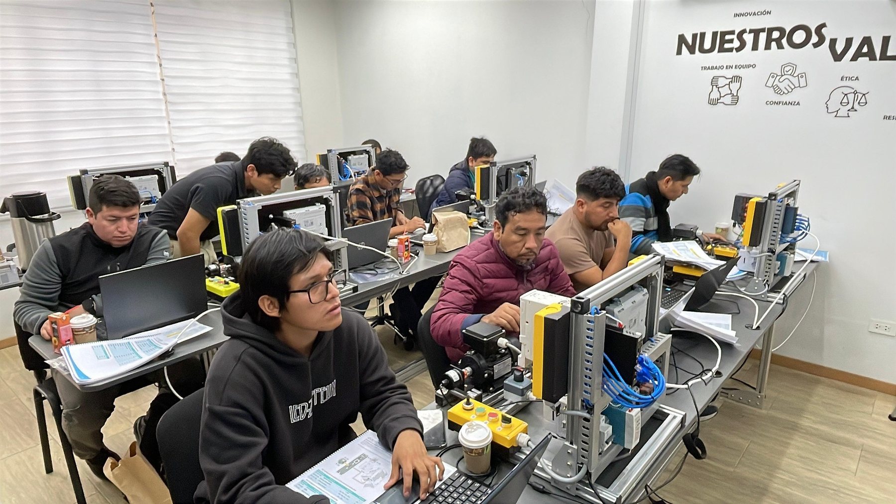 Participantes practicando en los módulos de automatización