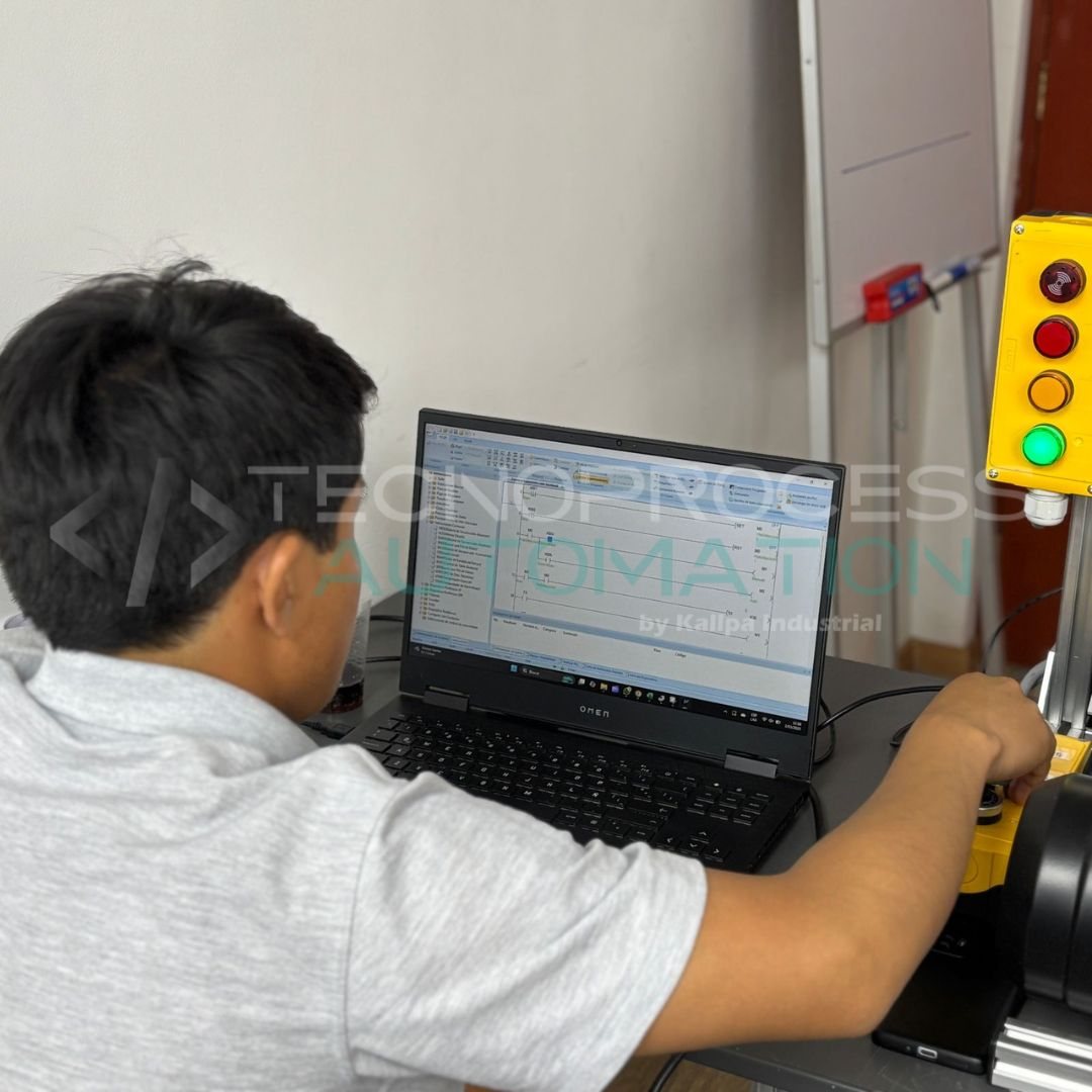 Participante trabajando con software de PLC en un módulo