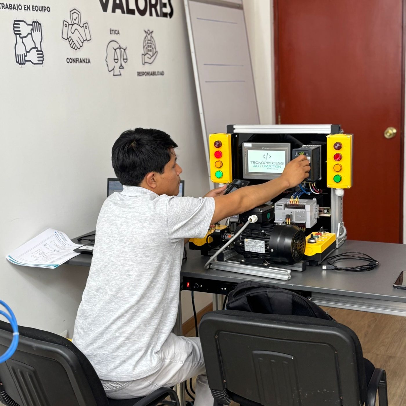 Participante operando un módulo didáctico completo