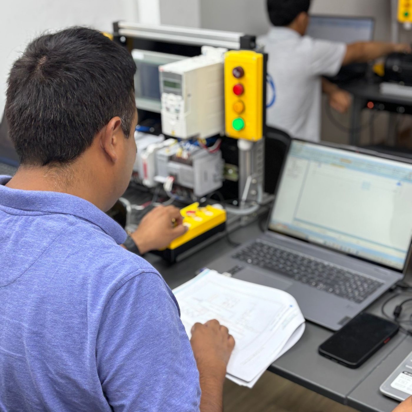 Participante siguiendo el manual mientras practica en un módulo